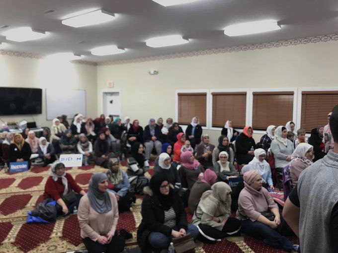 Des Moines mosque packed for caucus